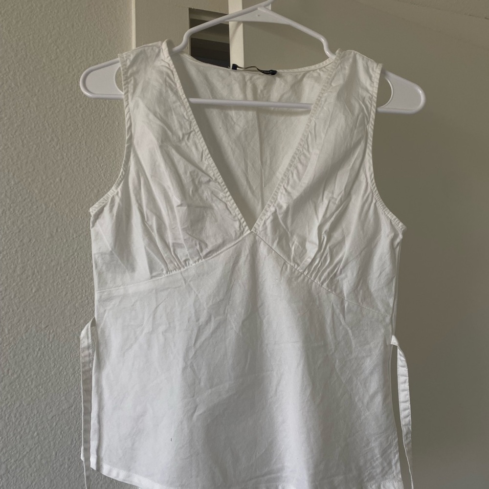 Elegant White Sleeveless LinenTop - Brandy Melville